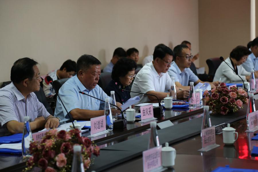董事長、總經(jīng)理曲風(fēng)采在會議上做重要講話。 孫濤攝.jpg